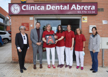 Entreguem les plaques commemoratives a diferents comerços d'Abrera, pels seus 25 i 50 anys d'activitat comercial al nostre municipi