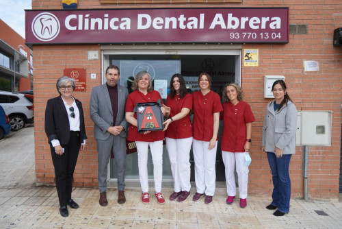 Entreguem les plaques commemoratives a diferents comerços d'Abrera, pels seus 25 i 50 anys d'activitat comercial al nostre municipi