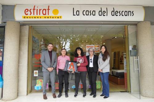 Entreguem les plaques commemoratives a diferents comerços d'Abrera, pels seus 25 i 50 anys d'activitat comercial al nostre municipi