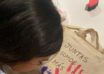 Abrera diu prou! Durant el mes de novembre commemorem el Dia Internacional contra les violències envers les dones amb diverses activitats - Taller jove de tote bags feministes