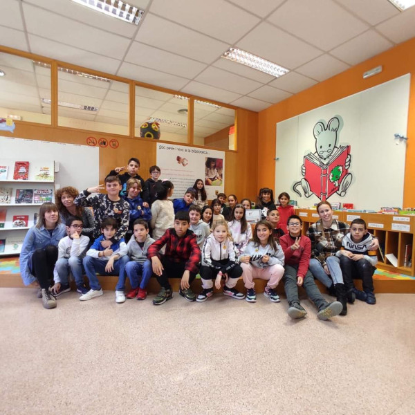 Els i les escolars del nostre municipi continuen realitzant enguany les visites a la Biblioteca Josep Roca i Bros, per conèixer l'equipament i els seus serveis