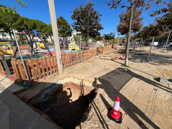 Instal·lem veles per a la creació d’una nova zona d’ombres al Parc de Can Morral d'Abrera