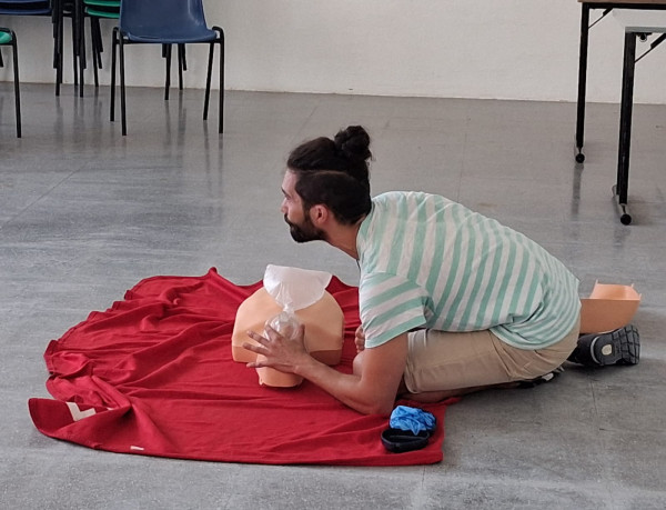 Assistim al taller “Primers auxilis i l’ús dels desfibril·ladors”, que va comptar amb molt bona acollida per part de les persones participants