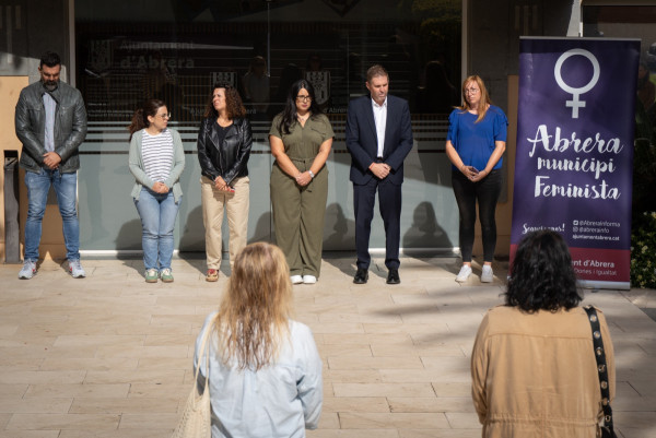 Avui dimarts 7 d'octubre a les 12 h hem convocat un minut de silenci davant l'Ajuntament, en condemna al feminicidi d’una dona assassinada a Sant Joan Despí