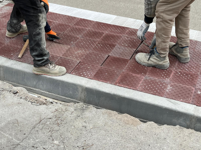 Continuen a bon ritme els treballs de reparació de voreres, reasfaltat i nova senyalització viària al nucli urbà d'Abrera per una circulació de vianants més segura