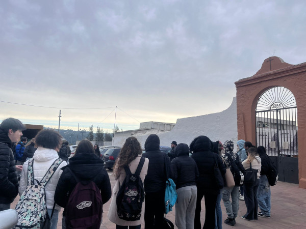 L'alumnat de Batxillerat de l'Institut Voltrera, de 4t d'ESO i de 6è curs de les escoles d'Abrera visiten la intervenció arqueològica a la fossa comuna del Cementiri Vell