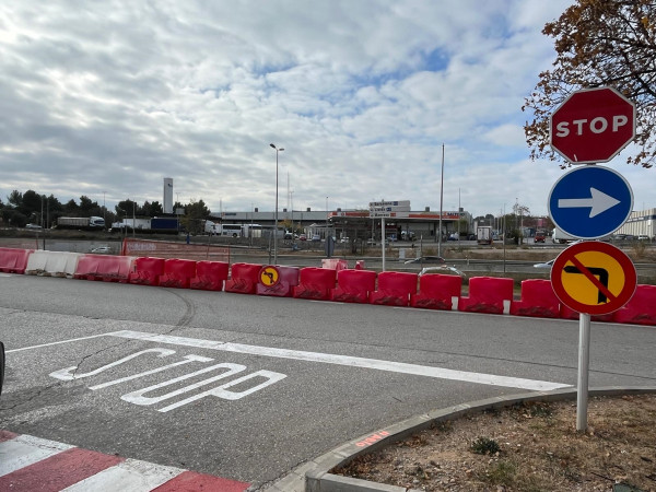 Del dimecres 10 al divendres 19 de desembre inclòs, queda tallat temporalment el carril de sortida del nucli urbà al carrer de Manresa, amnb motiu de la instal·lació de pantalles acústiques