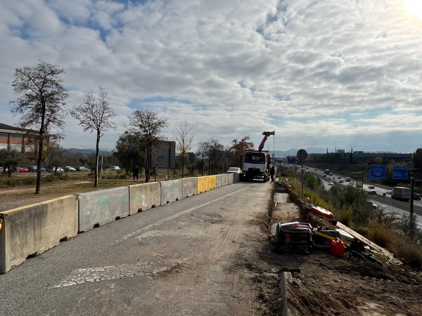 Del dimecres 10 al divendres 19 de desembre inclòs, queda tallat temporalment el carril de sortida del nucli urbà al carrer de Manresa, amnb motiu de la instal·lació de pantalles acústiques