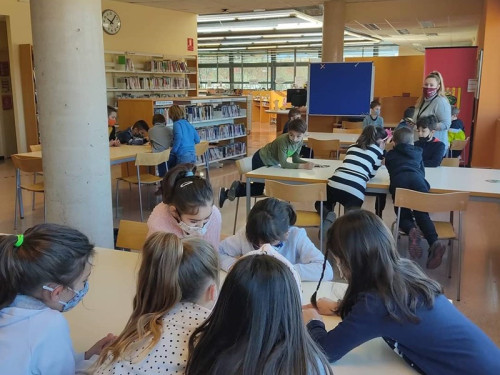 L'alumnat abrerenc visita la Biblioteca Josep Roca i Bros d'Abrera