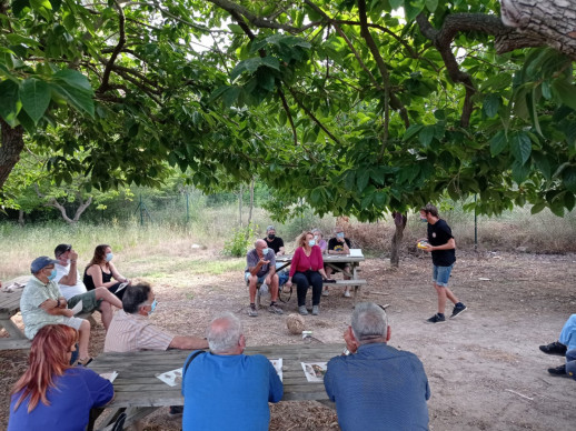 Una vintena de veïns i veïnes d'Abrera assisteixen a la sessió informativa sobre la vespa asiàtica als horts socials de Can Morral