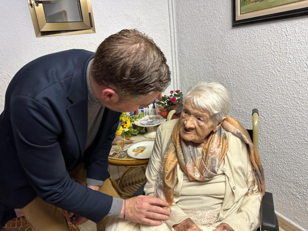 La veïna abrerenca Paulina Bonastre, celebra els seus 100 anys envoltada de família i amistats. Enhorabona!