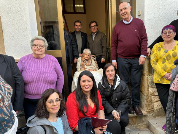 La veïna abrerenca Paulina Bonastre, celebra els seus 100 anys envoltada de família i amistats. Enhorabona!