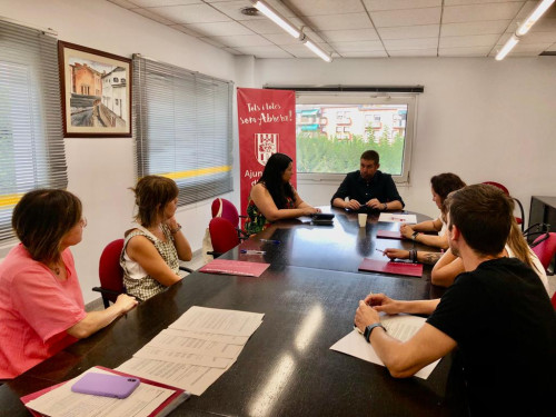 Signem els convenis per a la subvenció dels llibres de text i el material autoeditat amb les AMPA i els equips directius dels centres escolars del nostre municipi