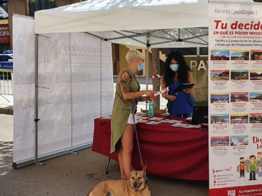 Pressupostos Participatius 2019-2020: valoració positiva del punt de votació assistida instal·lat al mercat setmanal