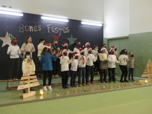 Assistim a la cantada tradicional de nadales de nenes i nens de l'Escola Francesc Platón i Sartí