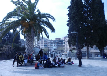 Els alumnes de l’Escola Francesc Platón i Sartí coneixen el passat d’Abrera amb les visites culturals pel nucli antic