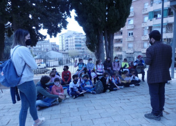 Els alumnes de l’Escola Francesc Platón i Sartí coneixen el passat d’Abrera amb les visites culturals pel nucli antic