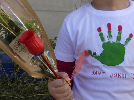 Per Sant Jordi, visitem els centres educatius d'Abrera per obserquiar-los amb el còmic de memòria oral "Quan érem petits". Jocs Florals de l'Escola Francesc Platón i Sartí