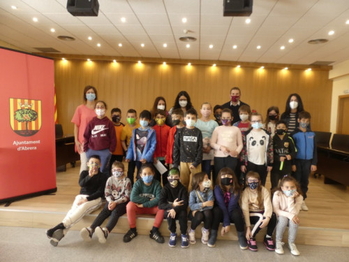 Els/les alumnes de tercer de l’Escola Ernest Lluch visiten el consistori d'Abrera dins l’activitat ‘El meu Ajuntament’