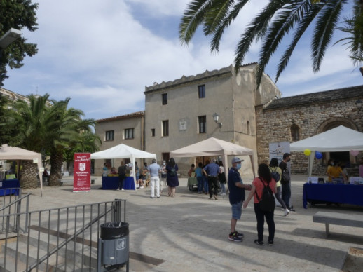 L'alumnat de 5è de primària de l'escola Francesc Platón i Sartí ven els productes de les seves cooperatives del projecte de Cultura Emprenedora a l'Escola (CuEme)