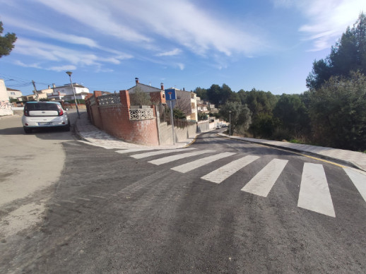 Removem la pavimentació, la vorera i la zona de contenidors del carrer Andalusia, al barri de Can Vilalba d'Abrera