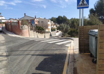 Removem la pavimentació, la vorera i la zona de contenidors del carrer Andalusia, al barri de Can Vilalba d'Abrera