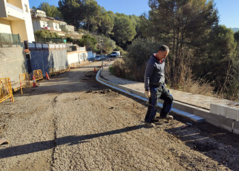 Removem la pavimentació, la vorera i la zona de contenidors del carrer Andalusia, al barri de Can Vilalba d'Abrera