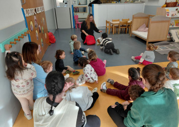 Un curs més, els i les escolars d'Abrera visiten la Biblioteca Josep Roca i Bros, per conèixer l'equipament i els serveis que s'ofereixen