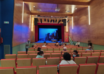 La Sala Municipal acull la darrera funció del Concurs de Teatre Amateur Vila d'Abrera amb "L’inspector"