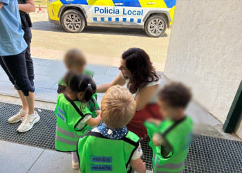 Els infants de l'Escola Bressol Municipal Món Petit reben la visita de la Policia Local amb l’activitat 'Policia Amiga'