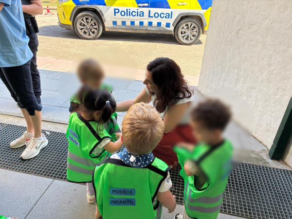 Els infants de l'Escola Bressol Municipal Món Petit reben la visita de la Policia Local amb l’activitat 'Policia Amiga'