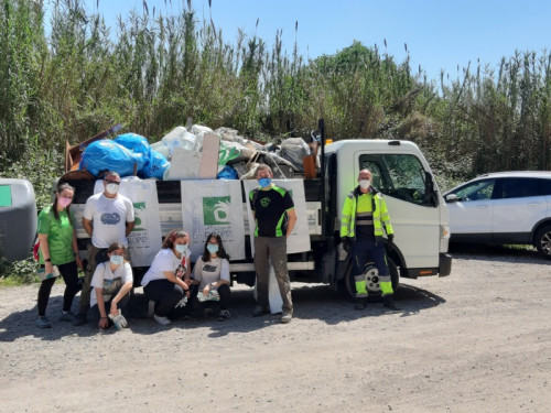 Una trentena de persones recullen 850 quilos de residus en la neteja del marge del riu Llobregat, dins les jornades 'Let's Clean Up Europe'