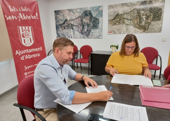 Signem els convenis per a la subvenció dels llibres de text i el material autoeditat amb les AFA i els equips directius dels centres escolars del nostre municipi