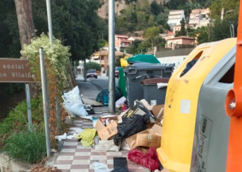 Siguem cívics! Detectem i netegem un nou abocament de residus domèstics en una zona de contenidors al barri de Can Vilalba