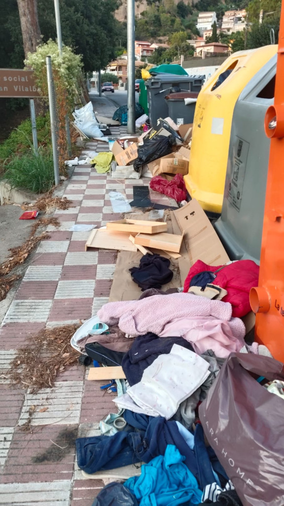 Siguem cívics! Detectem i netegem un nou abocament de residus domèstics en una zona de contenidors al barri de Can Vilalba