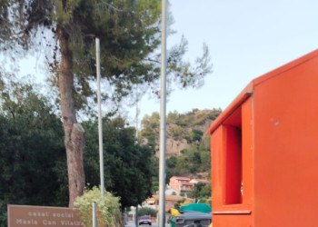 Siguem cívics! Detectem i netegem un nou abocament de residus domèstics en una zona de contenidors al barri de Can Vilalba