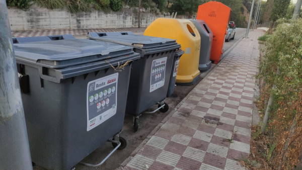 Siguem cívics! Detectem i netegem un nou abocament de residus domèstics en una zona de contenidors al barri de Can Vilalba