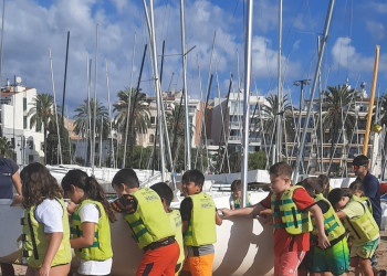 L'alumnat abrerenc gaudeix al litoral del programa 'Bateig de vela', promogut per la Diputació de Barcelona amb el suport del nostre Ajuntament