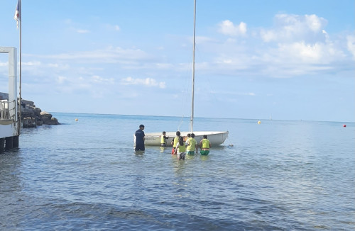 L'alumnat abrerenc gaudeix al litoral del programa 'Bateig de vela', promogut per la Diputació de Barcelona amb el suport del nostre Ajuntament