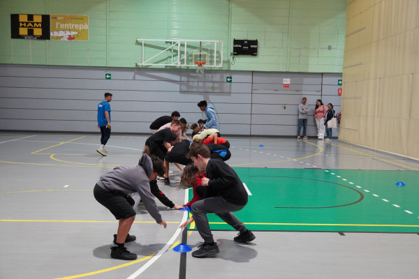 119 nens i nenes de 6è de primària de les tres escoles d'Abrera gaudeixen d'una nova activitat interescolar a l'anella esportiva
