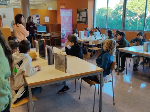 Els i les escolars d'Abrera visiten la Biblioteca Josep Roca i Bros, per conèixer l'equipament i els serveis que s'ofereixen