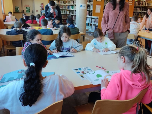 Els i les escolars d'Abrera visiten la Biblioteca Josep Roca i Bros, per conèixer l'equipament i els serveis que s'ofereixen