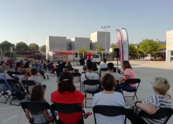 Abrera en família! Gaudim de l'espectacle 'Fabulós' del Mag Stigman al pati de l'Escola Ernest Lluch