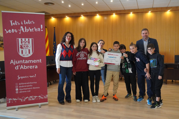 Abrera promou la cultura emprenedora amb el programa CuEmE. Les cooperatives de 5è de l’Escola Francesc Platón i Sartí han presentat els seus projectes i han recollit els seus NIF