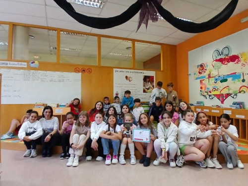 Els i les escolars d'Abrera visiten la Biblioteca Josep Roca i Bros, per conèixer l'equipament i els serveis que s'ofereixen