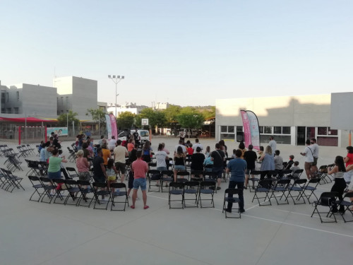 Abrera en família! Gaudim de l'espectacle 'Fabulós' del Mag Stigman al pati de l'Escola Ernest Lluch