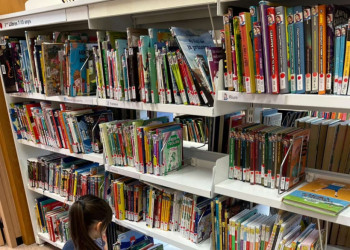 Un curs més, els i les escolars d'Abrera visiten la Biblioteca Josep Roca i Bros, per conèixer l'equipament i els serveis que s'ofereixen