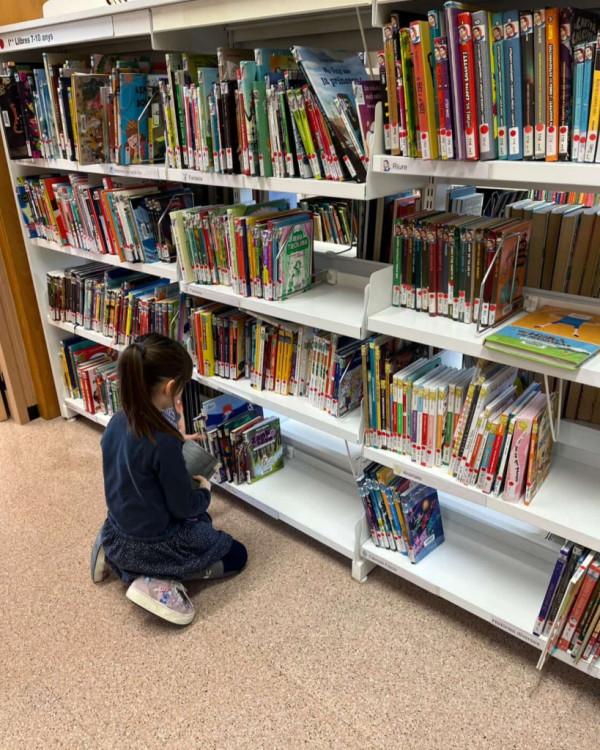 Un curs més, els i les escolars d'Abrera visiten la Biblioteca Josep Roca i Bros, per conèixer l'equipament i els serveis que s'ofereixen