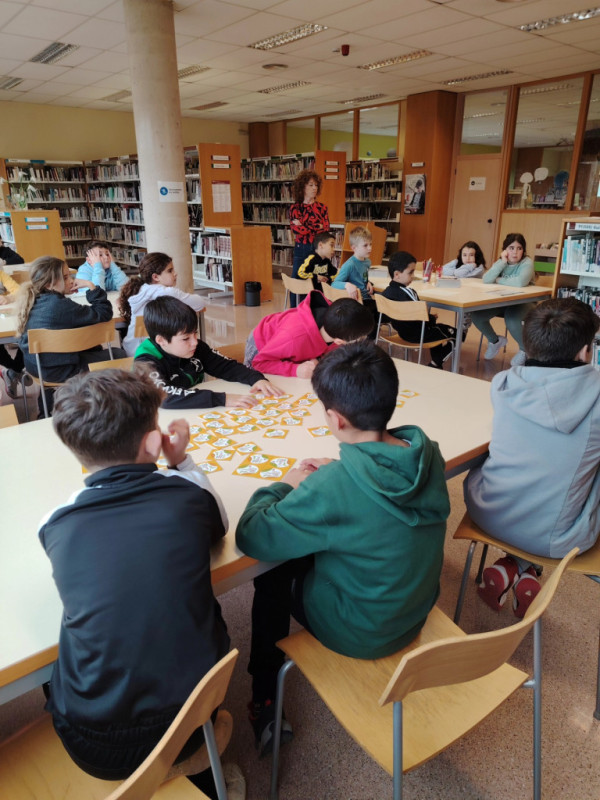 Un curs més, els i les escolars d'Abrera visiten la Biblioteca Josep Roca i Bros, per conèixer l'equipament i els serveis que s'ofereixen