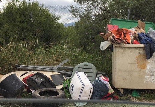 Detectem un nou abocament de voluminosos i trastos vells a la via pública al barri de Sant Miquel d'Abrera